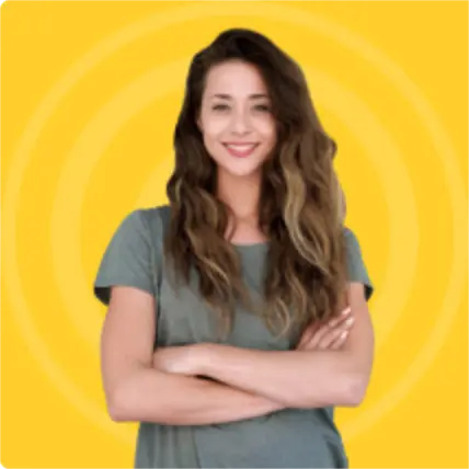 Девушка скрестила руки перед собой