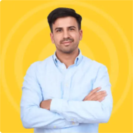 Мужчина скрестил руки перед собой