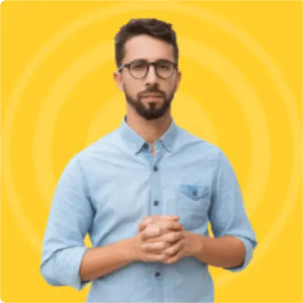 Музчина в очках связал руки в замок