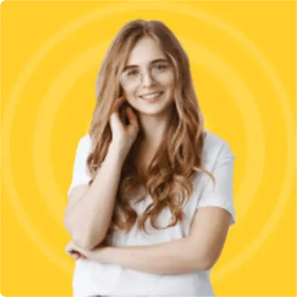 Девушка в очках приложила руку к мочке уха