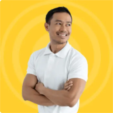 Мужчина скрестил руки перед собой