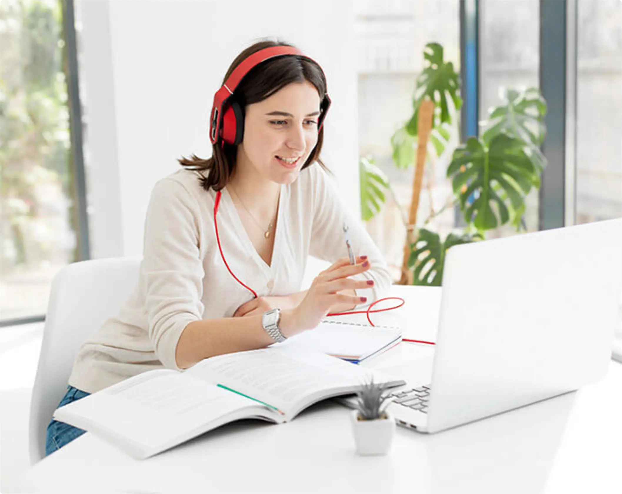 Девушка в наушниках за столом работает